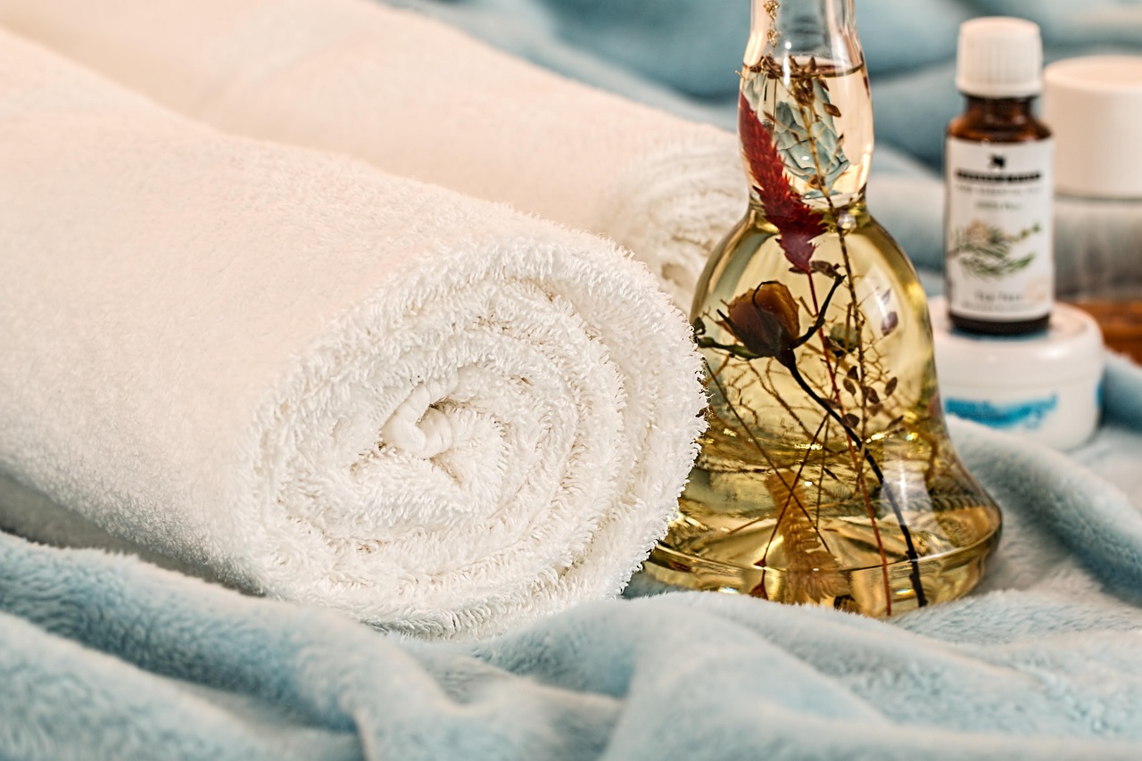 What Blends Well With Honeysuckle? 12 Partners for the Absolute